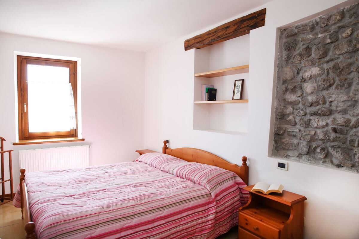 Apartamento | Roupas de cama premium, edredons de pluma, individualmente mobiliados