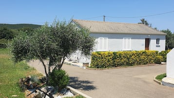 Villa superior, baño en la habitación | Vista desde la propiedad