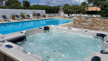 Piscina all'aperto, una piscina riscaldata