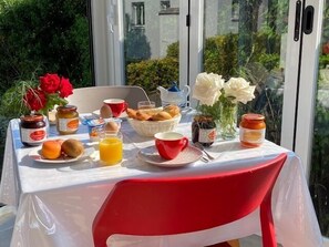 Petit déjeuner servi en supplément