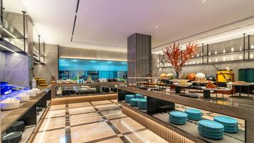 Daily buffet breakfast (CNY 128.00 per person)