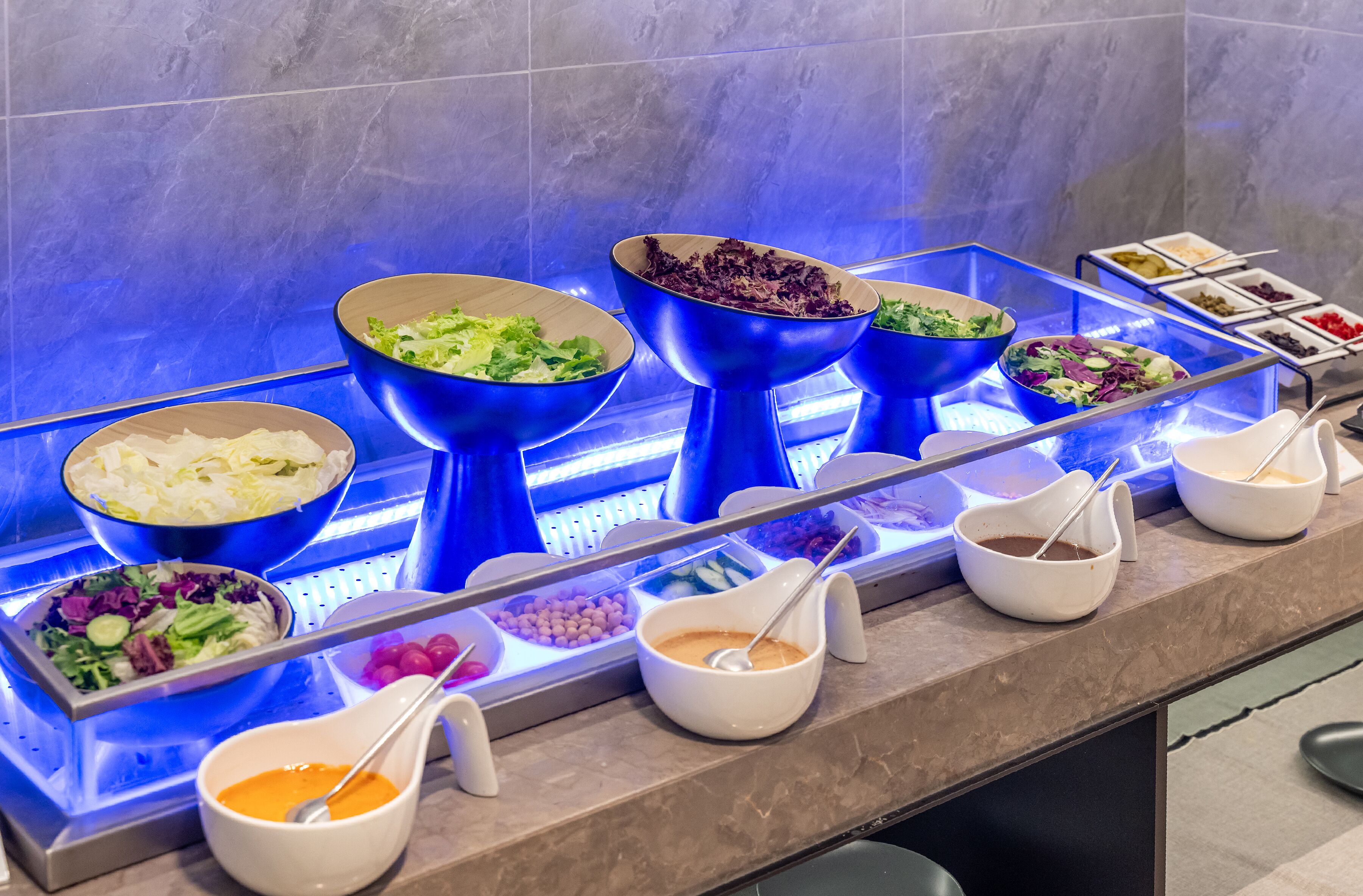 Ein Buffet mit verschiedenen Speisen und Beilagen.