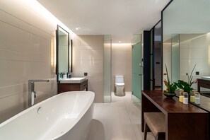 Habitación urbana, 1 cama King size | Baño | Amenidades de baño de diseñador, secadora de cabello, batas, pantuflas