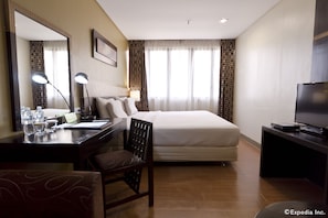 In-room safe, individually furnished, desk, laptop workspace - Summit Circle Cebu (Cebu City)