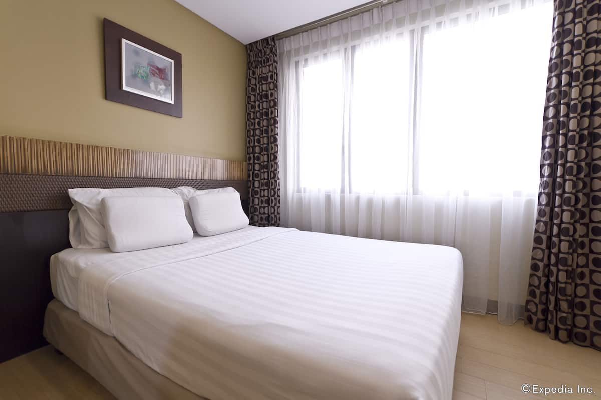 Deluxe Queen | 1 bedroom, in-room safe, individually furnished, desk