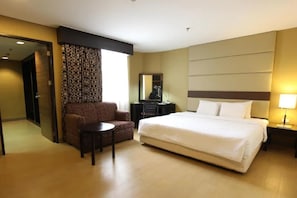 In-room safe, individually furnished, desk, laptop workspace