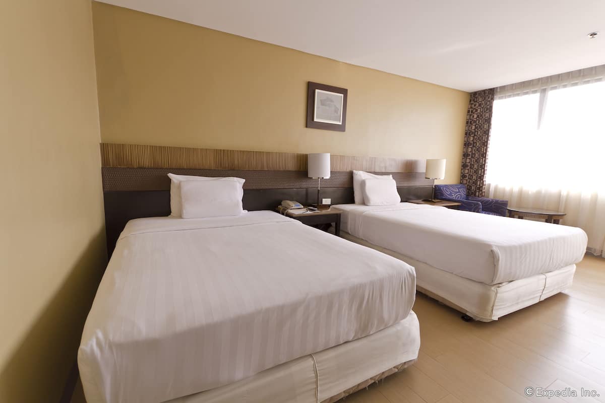 Deluxe Twin Room, 2 Twin Beds | 1 bedroom, in-room safe, individually furnished, desk