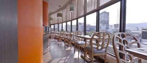 Petit déjeuner, déjeuner et dîner servis sur place