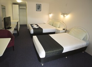 Kahden hengen standard-huone (yksi tai kaksi sänkyä) | Silitysrauta/-lauta, vuodevaatteet