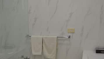 Habitación estándar con 2 camas individuales, 1 habitación, para no fumadores, baño privado | Baño | Regadera y toallas