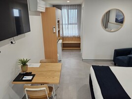 Deluxe Room | Blackout drapes, soundproofing, iron/ironing board, free WiFi