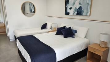 2 quartos, cortinas blackout, quartos à prova de som