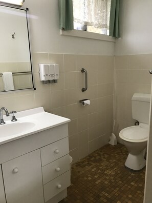 Standard Double Room, 1 Double Bed | Bathroom | Shower, hair dryer, towels - Ballina Byron Motor Inn (Ballina)