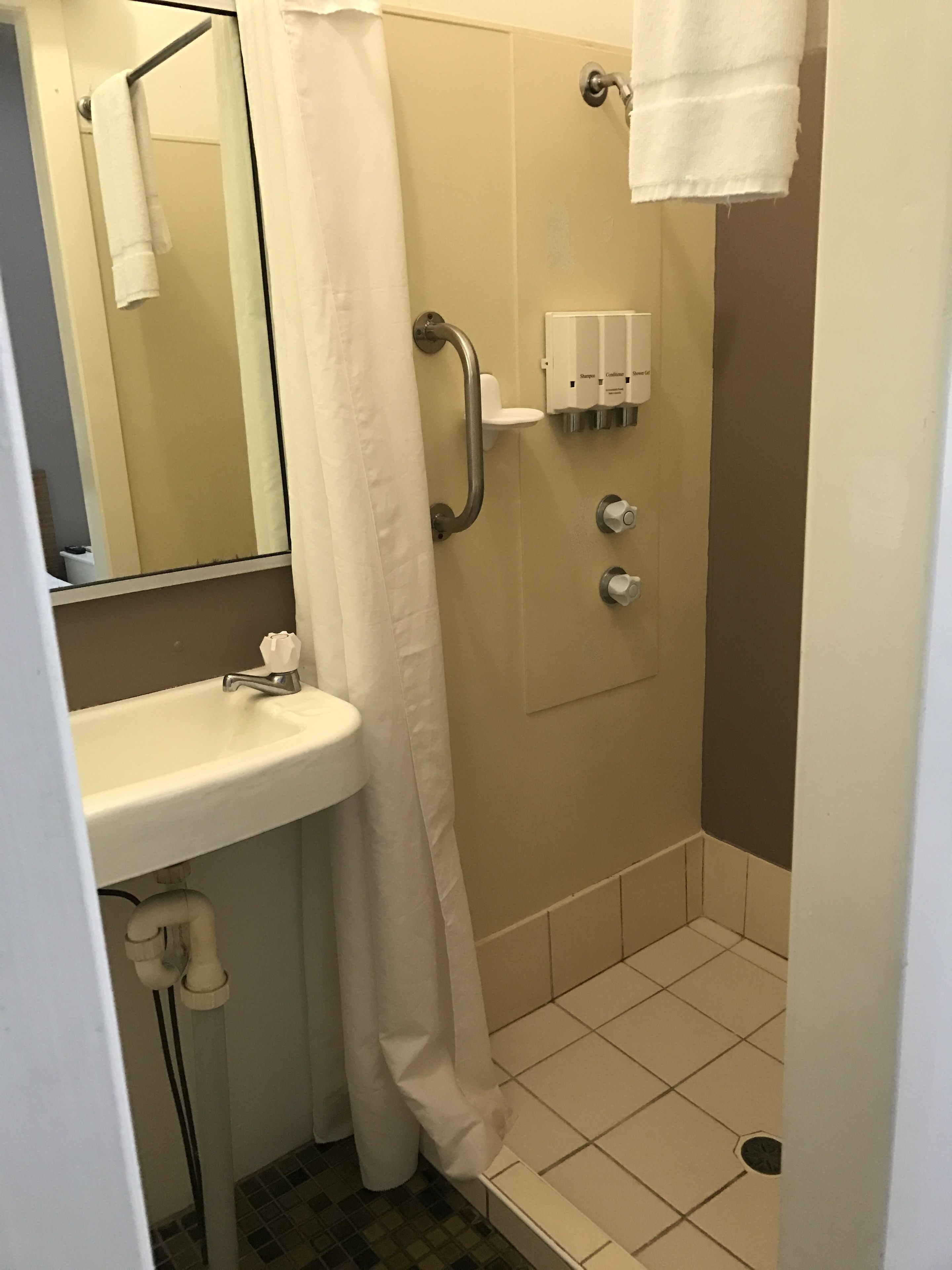 基础双人房, 1 张双人床 | 浴室 | 淋浴设施、吹风机、毛巾