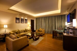 Minibar, caja de seguridad en la habitación y decoración personalizada 