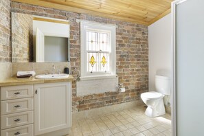 Deluxe Villa, 4 Bedrooms, 2 Bathrooms | Bathroom