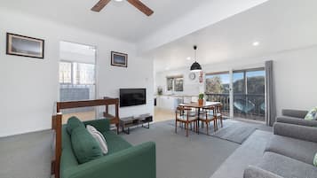 Deluxe-Apartment, 2 Schlafzimmer | Wohnbereich | LCD-Fernseher