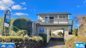 Vista frontal de la propiedad