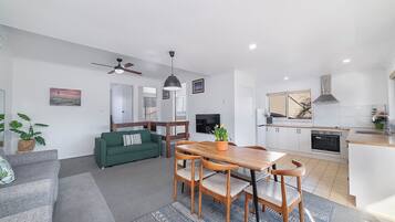 Deluxe-Apartment, 2 Schlafzimmer | Individuell eingerichtet, Verdunkelungsvorhänge, schallisolierte Zimmer