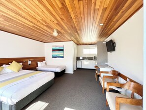 Zweibettzimmer | Individuell eingerichtet, Verdunkelungsvorhänge, schallisolierte Zimmer