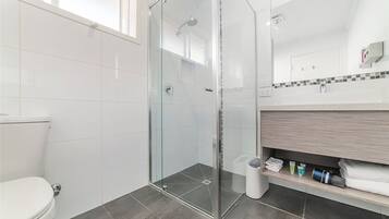 Regadera, amenidades de baño gratuitas, secadora de cabello, toallas