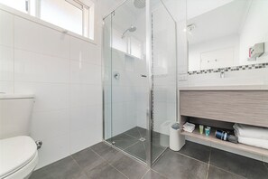 Dusche, kostenlose Toilettenartikel, Haartrockner, Handtücher