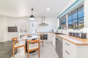 Departamento, 2 habitaciones | Área de sala de estar | Televisión LCD 