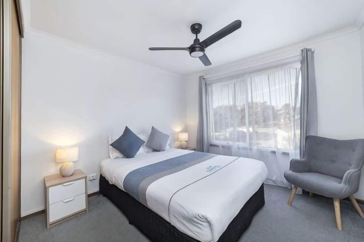 Verdunkelungsvorhänge, schallisolierte Zimmer, Bügeleisen/Bügelbrett