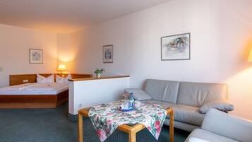 Comfort-Doppelzimmer | Wohnzimmer | 50-Zoll-Flachbildfernseher mit Digitalempfang