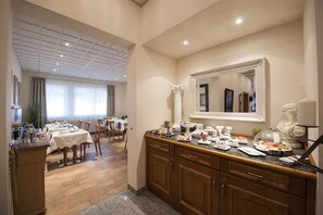 Petit déjeuner buffet (13.90 EUR par personne)