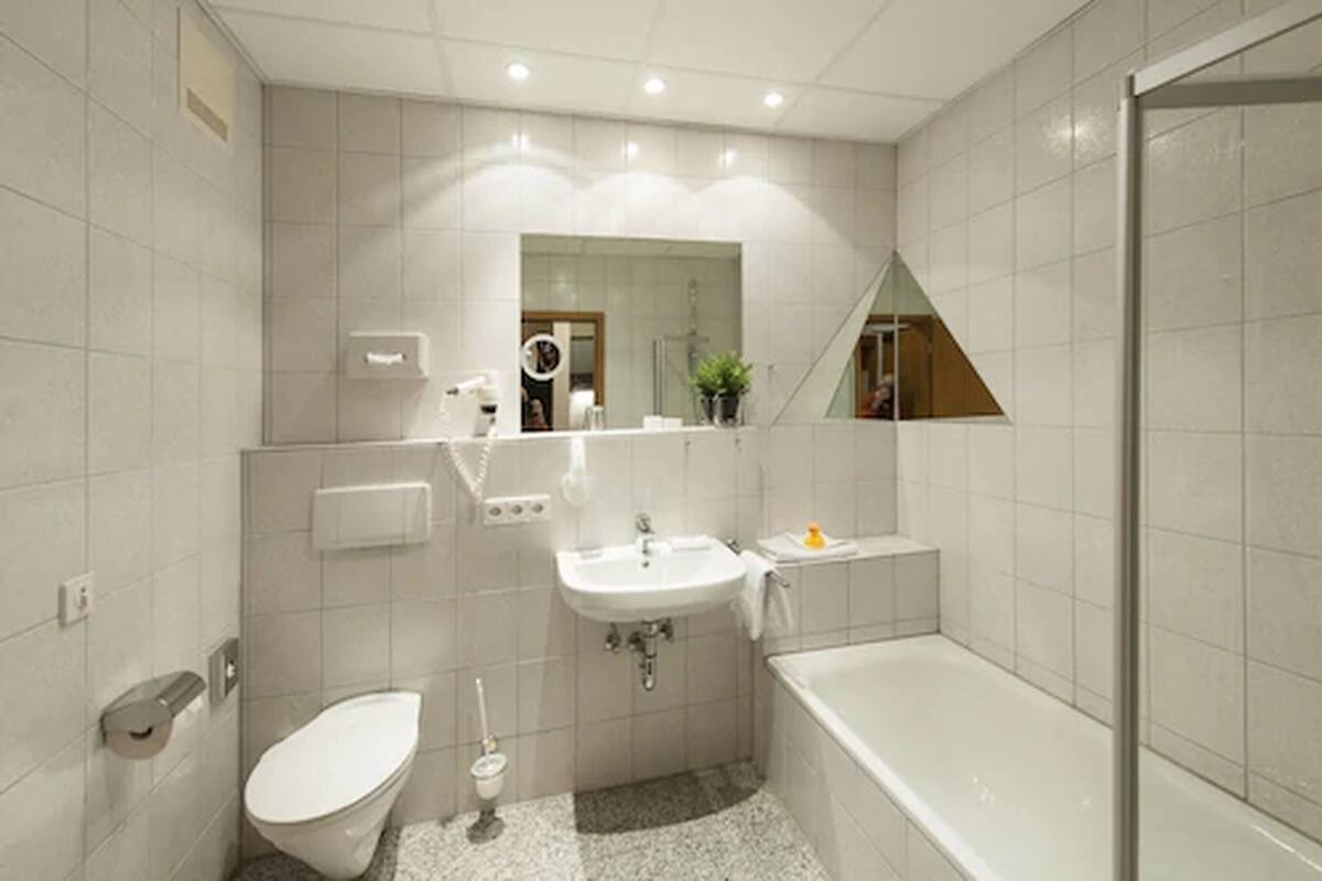 comfort double room | bathroom | shower, free toiletries, hair dryer, slippers