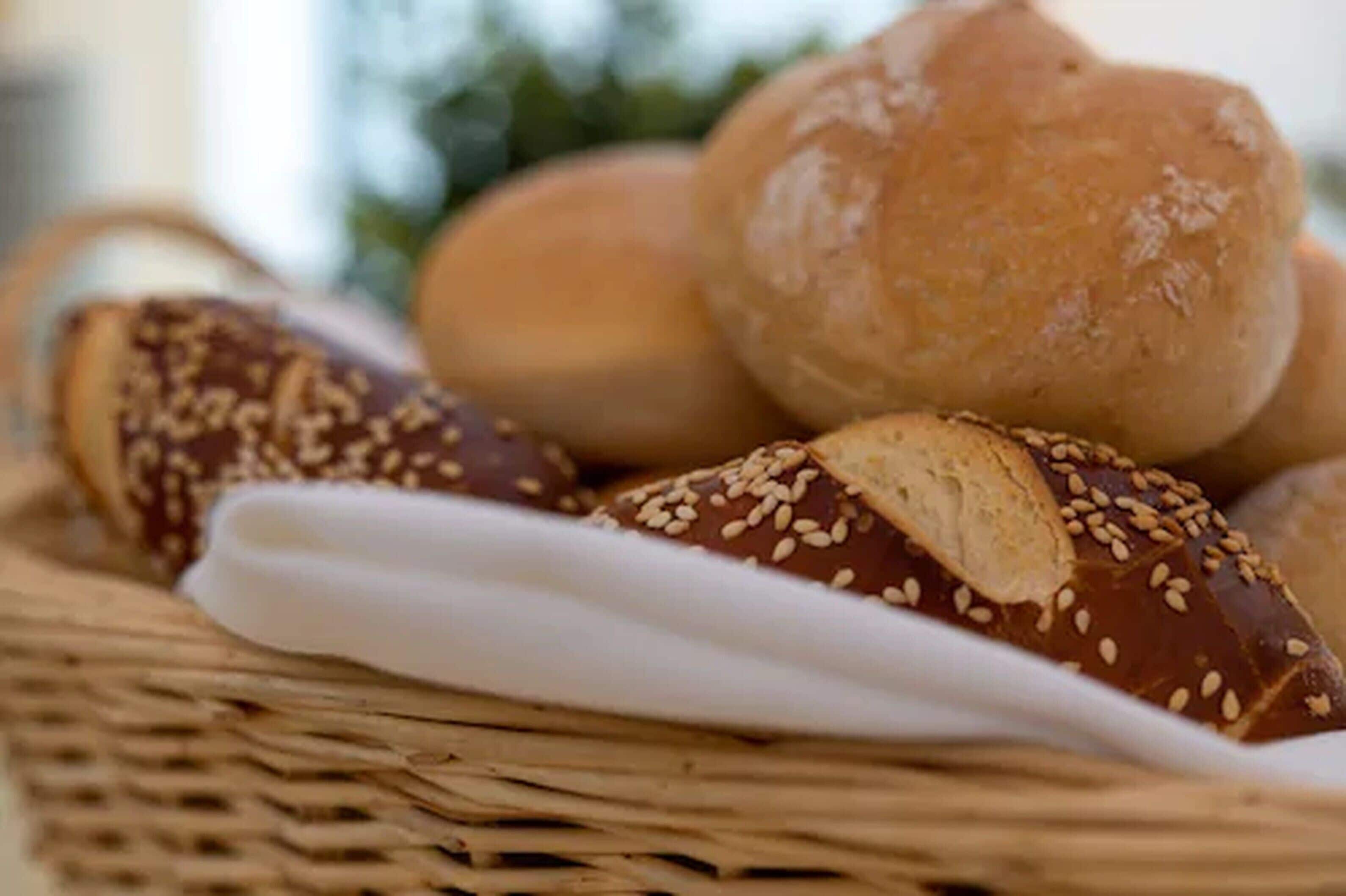 Ein Korb mit Sesambrötchen.