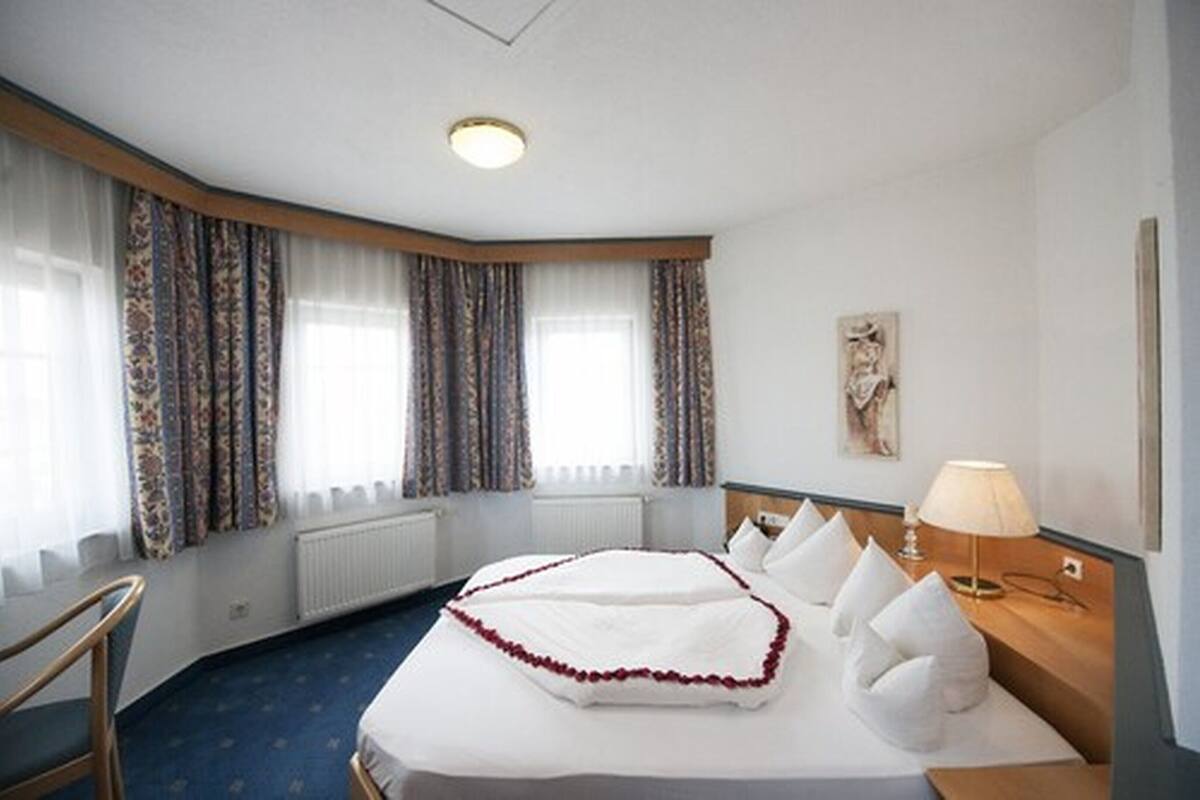 Romantisk suite | Sengetøy av topp kvalitet, dundyner og senger med Select Comfort-madrass
