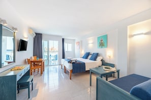 Värdeförvaringsskåp på rummet, skrivbord och mörkläggningsgardiner