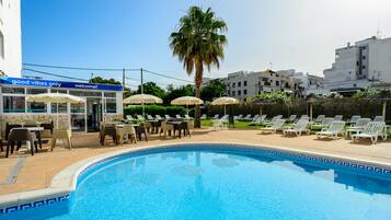 Outdoor pool, pool umbrellas, sun loungers
