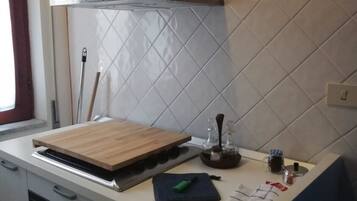 Apartment, 1 Bedroom | Private kitchen | Fridge, oven, stovetop, cookware/dishes/utensils