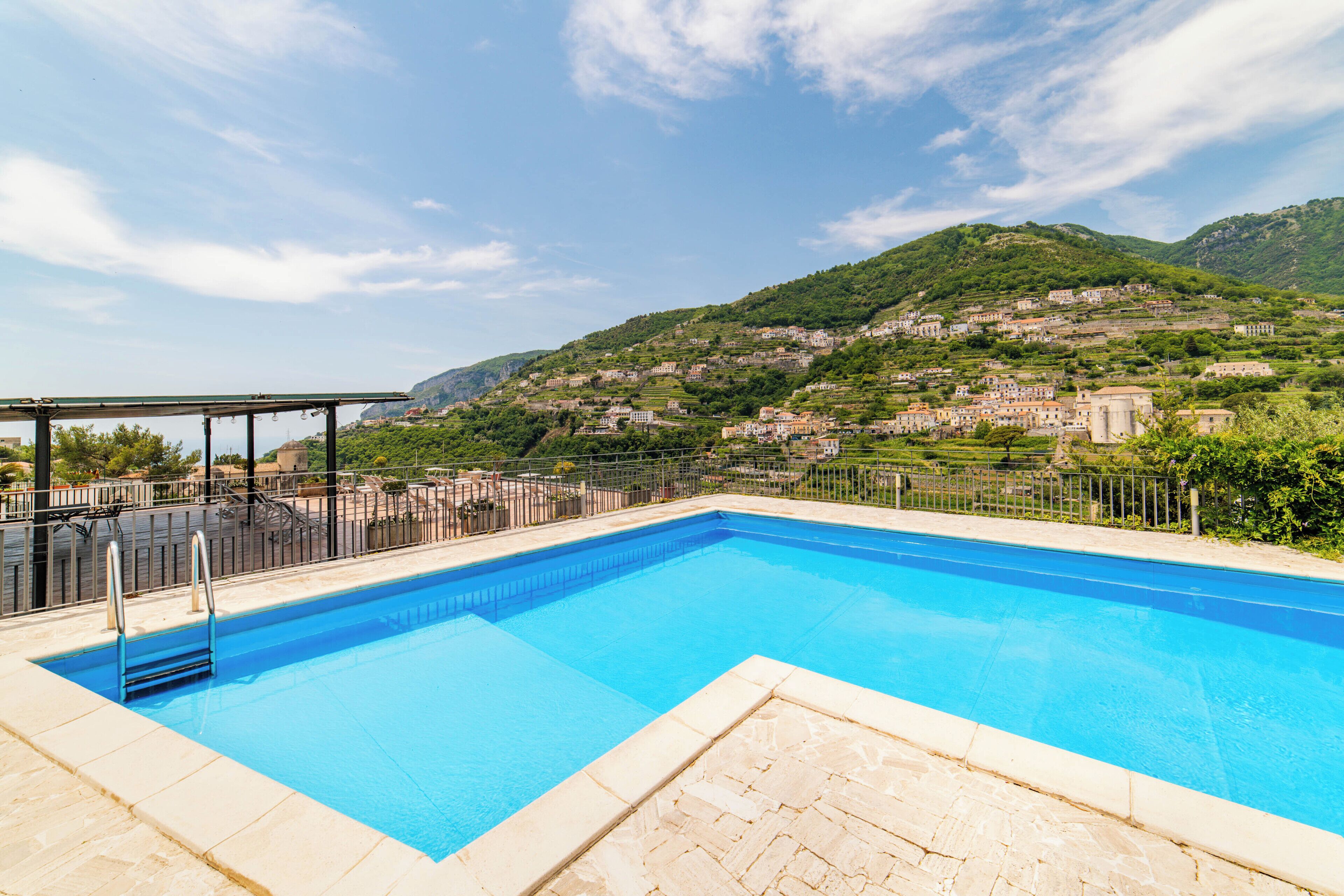 Piscina stagionale all'aperto, ombrelloni da piscina, lettini
