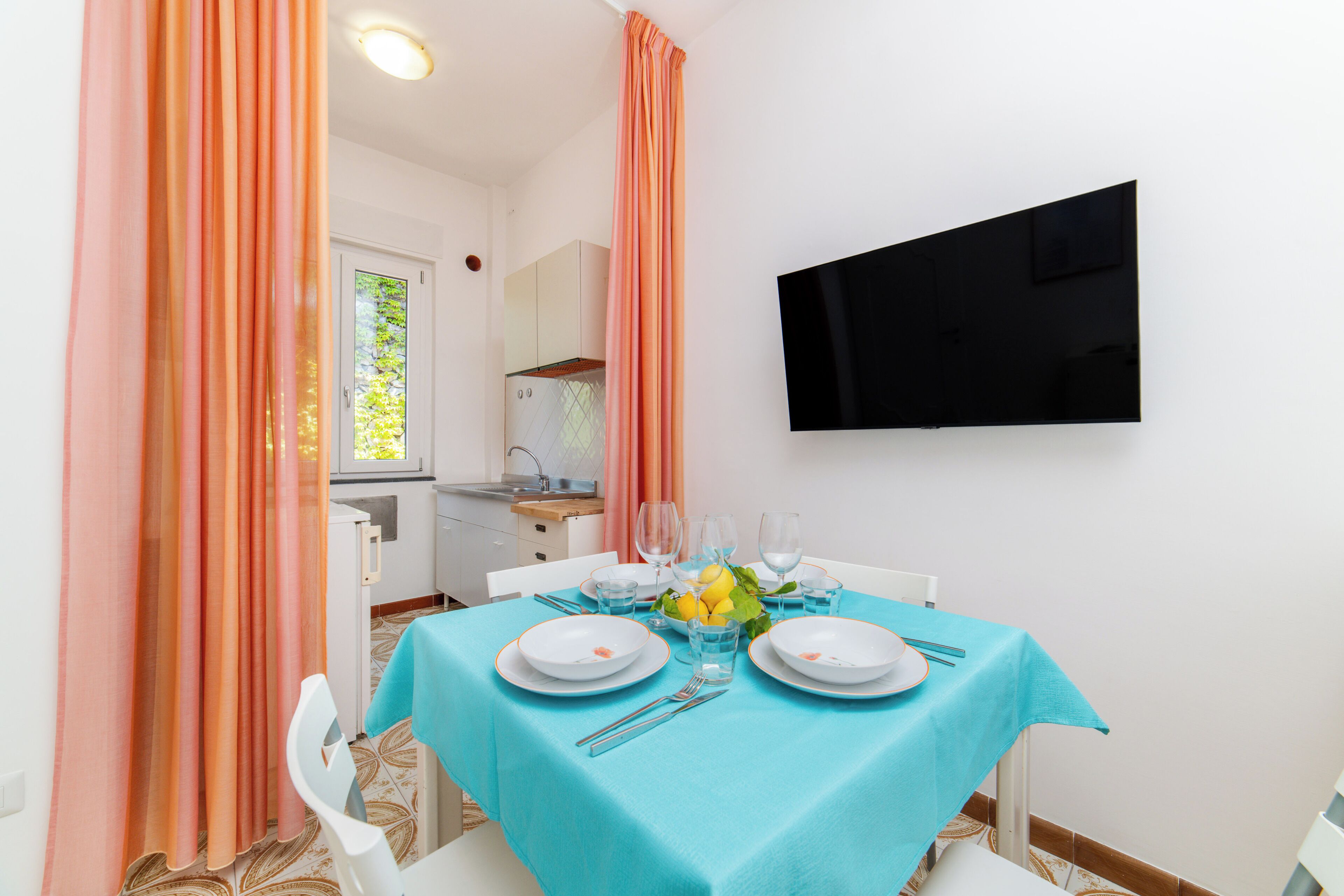 Apartamento, 1 habitación | Zona de estar | Una televisión