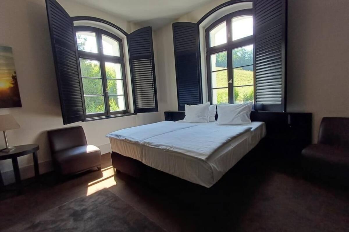 Premium bedding, in-room safe, desk, blackout curtains