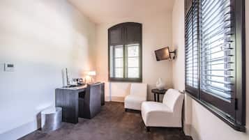 Superior Double Room (Dreams) | Living area | TV