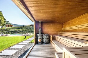 Een sauna, een bubbelbad, een stoombad, massagebehandelingen