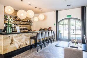 Sarapan, makan tengah hari dan makan malam dihidangkan 