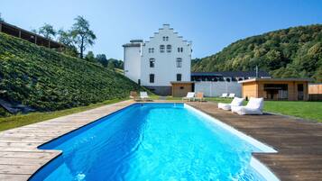 Piscina externa sazonal, funciona das meio-dia às 22h, espreguiçadeiras