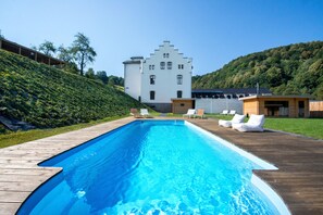 Außenpool (je nach Saison geöffnet), Liegestühle