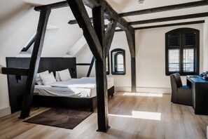 Deluxe Double Room | Peralatan tempat tidur premium, peti besi dalam bilik, meja 