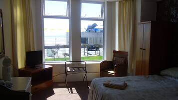 Chambre avec lits jumeaux | Lits bébé (gratuits), Wi-Fi gratuit