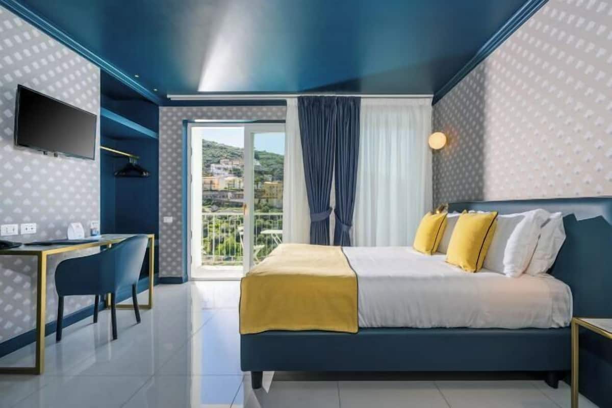 Ropa de cama hipoalergénica y caja de seguridad en la habitación