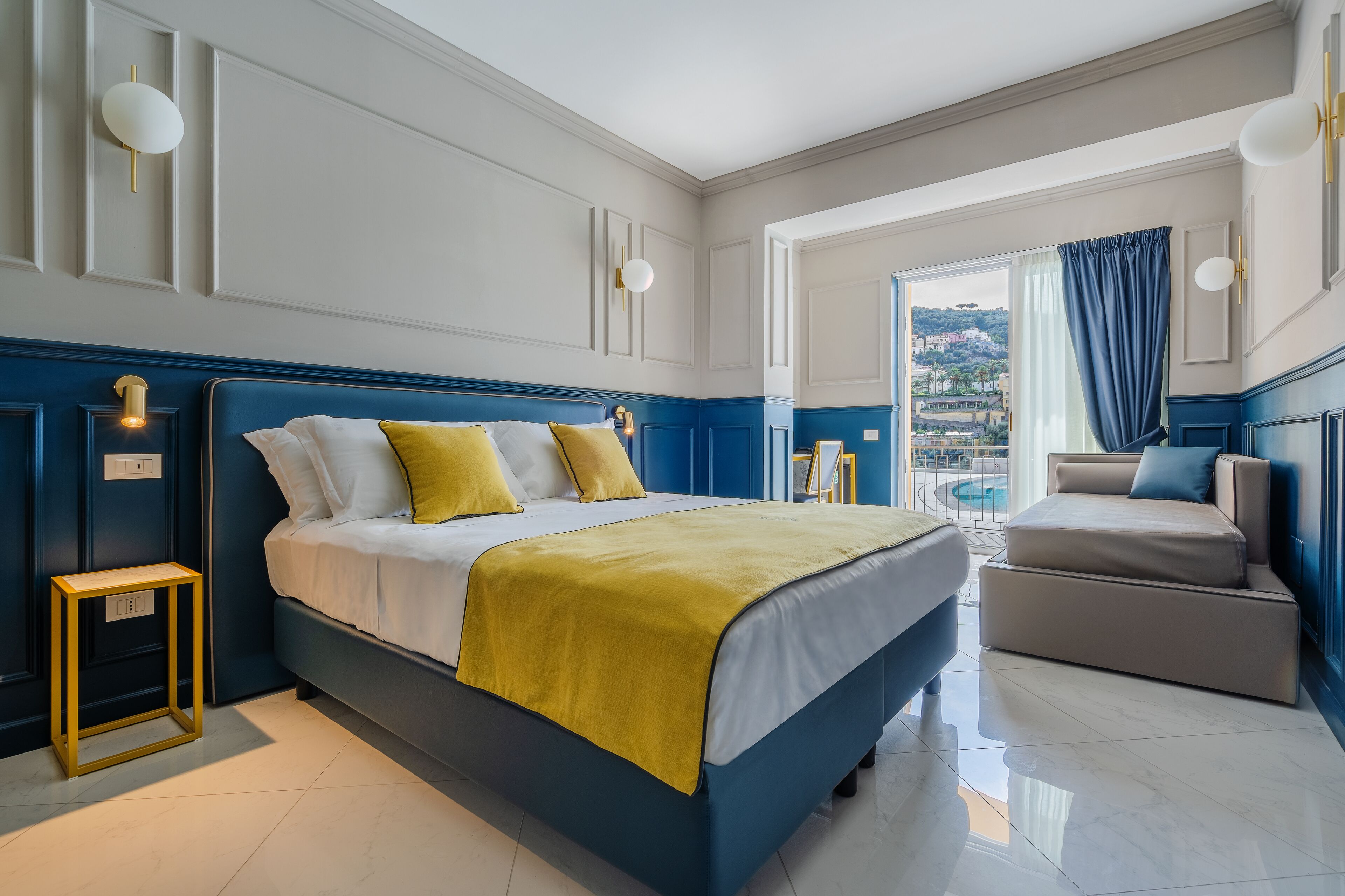 Quarto executivo, vista para a piscina, ao lado da piscina | Roupas de cama antialérgicas, cofres nos quartos, escrivaninha