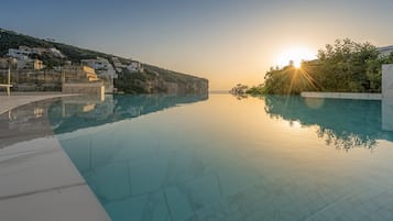 Una piscina cubierta, una piscina al aire libre
