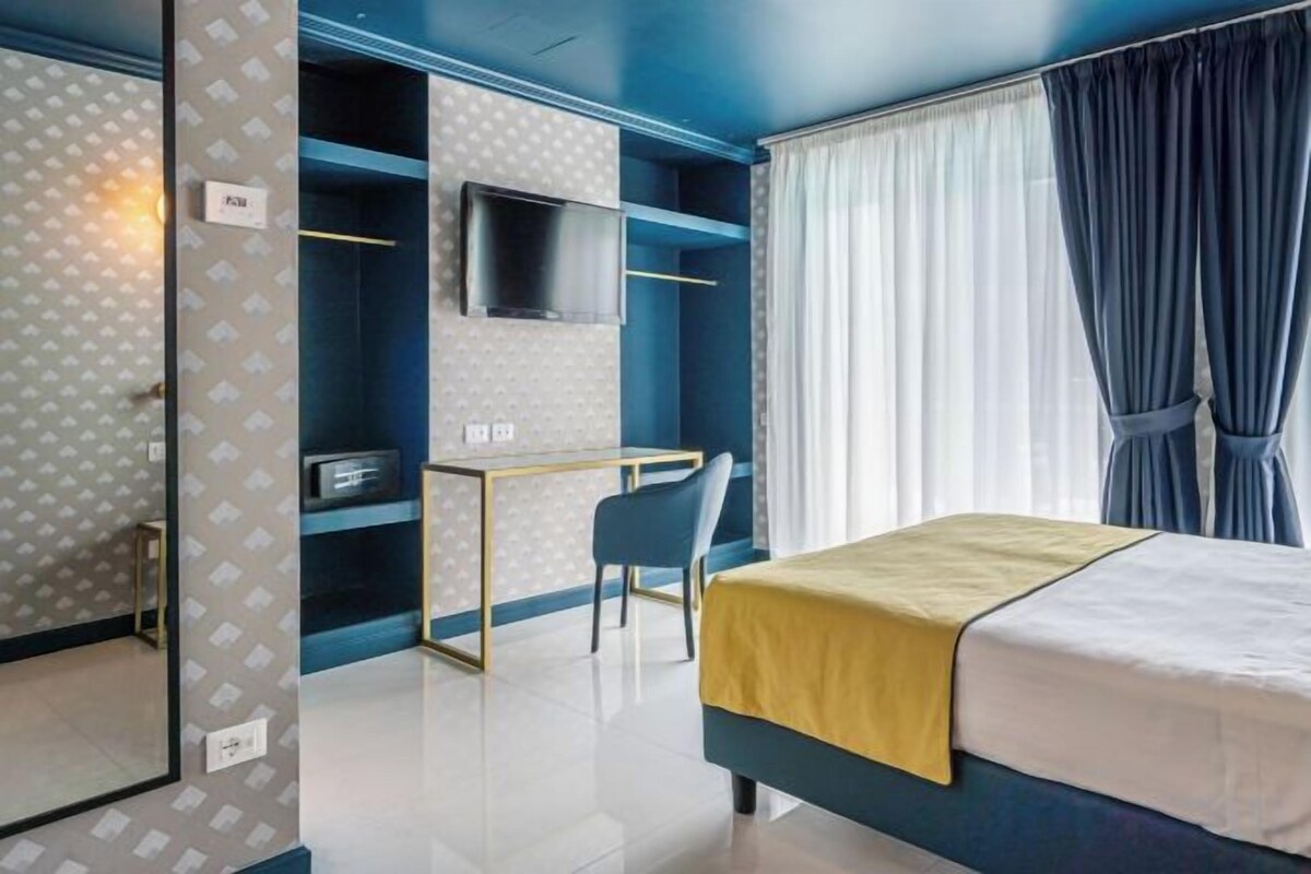 Ropa de cama hipoalergénica y caja de seguridad en la habitación 